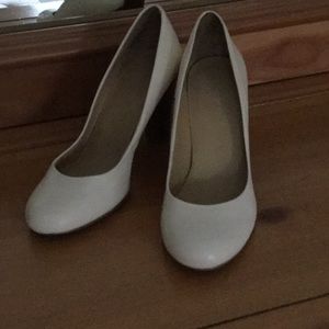 Size 7 Nine West Cream Leather Pumps